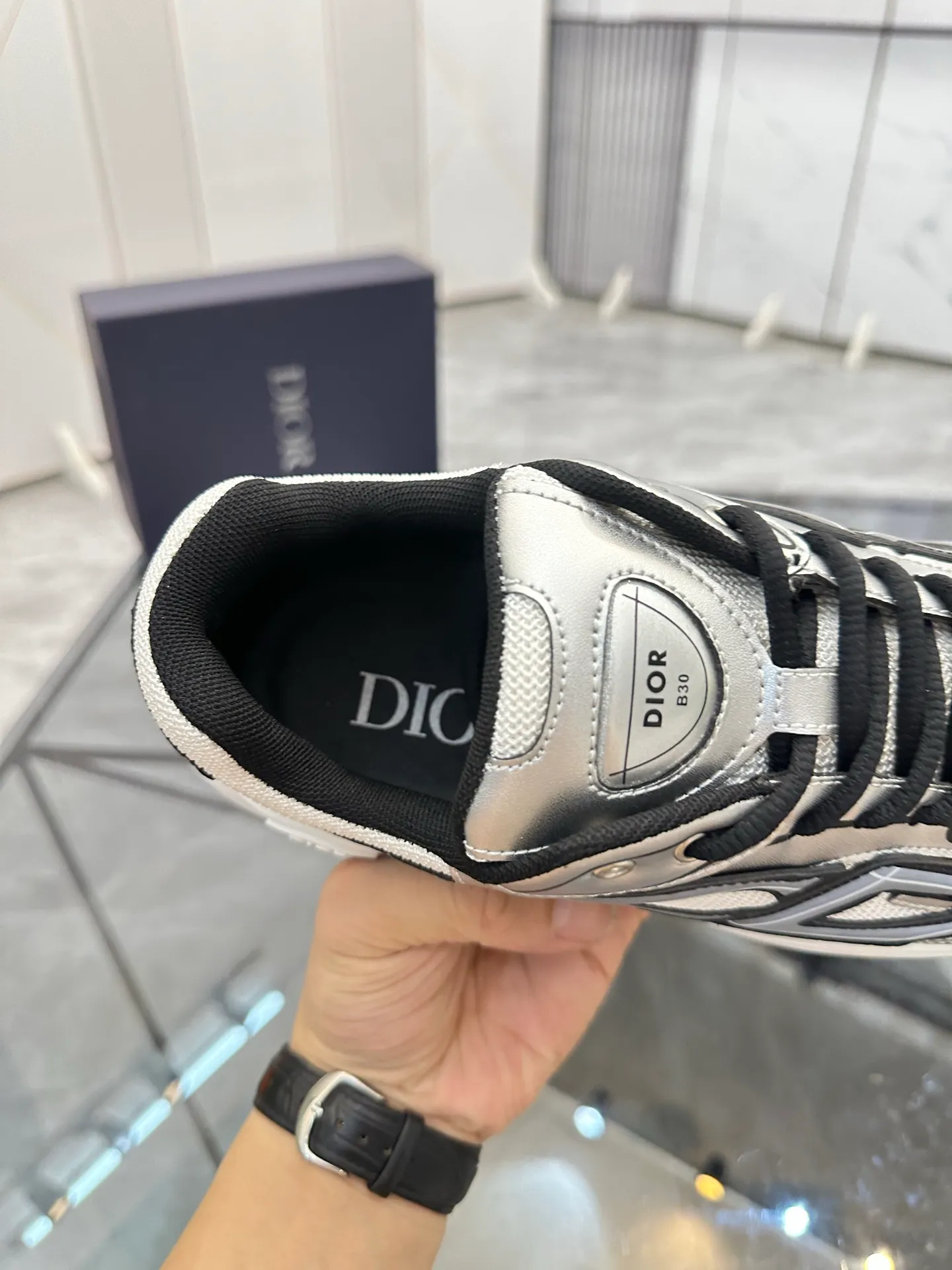 Men's shoes: 💰P400¥ Available in Guangzhou Product trademark: Dior* "Dior*" low-top casual shoes Regular size: 35-46 (can be customized to 47) Couple style Product materials: Upper imported cowhide stitched with original fabric, breathable lining, ultra-light foam original outsole. No.: 007